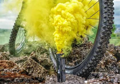 желтый цветной дым возле велосипеда