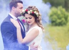 Цветной дым для нежной свадебной фотосессии