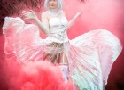 Фотосессия девушки альбиноса с цветным дымом