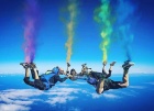 Парашютисты с цветным дымом в небе