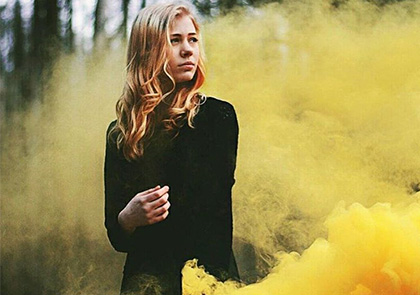 девушка с желтым дымом для фотосессии