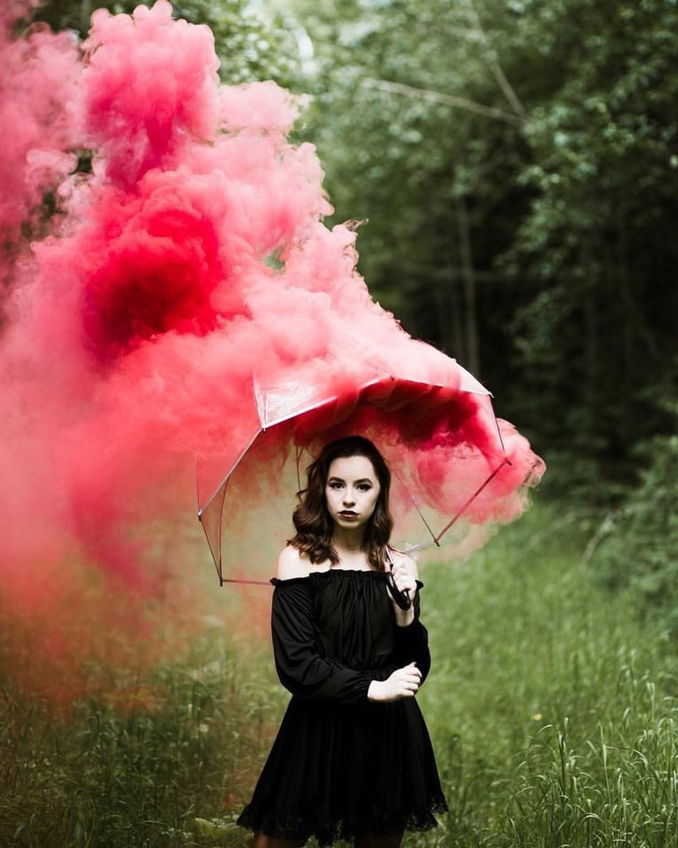 девушка с прозрачным зонтом на фотосессии с цветным дымом