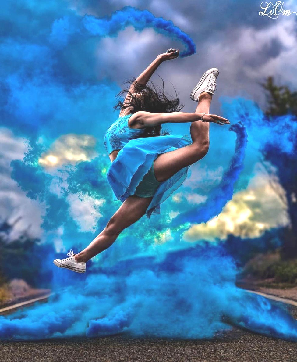 девочка гимнастка с синим цветным дымом 