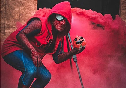 человек паук с цветным дымом