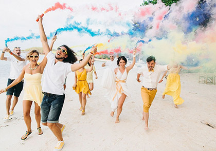 Цветной дым на пляже для фотосессий с друзьями