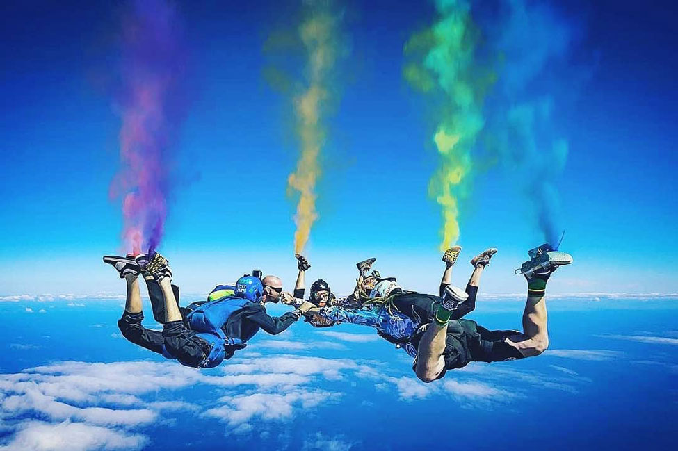 Прыжки с парашютом и с цветным дымом